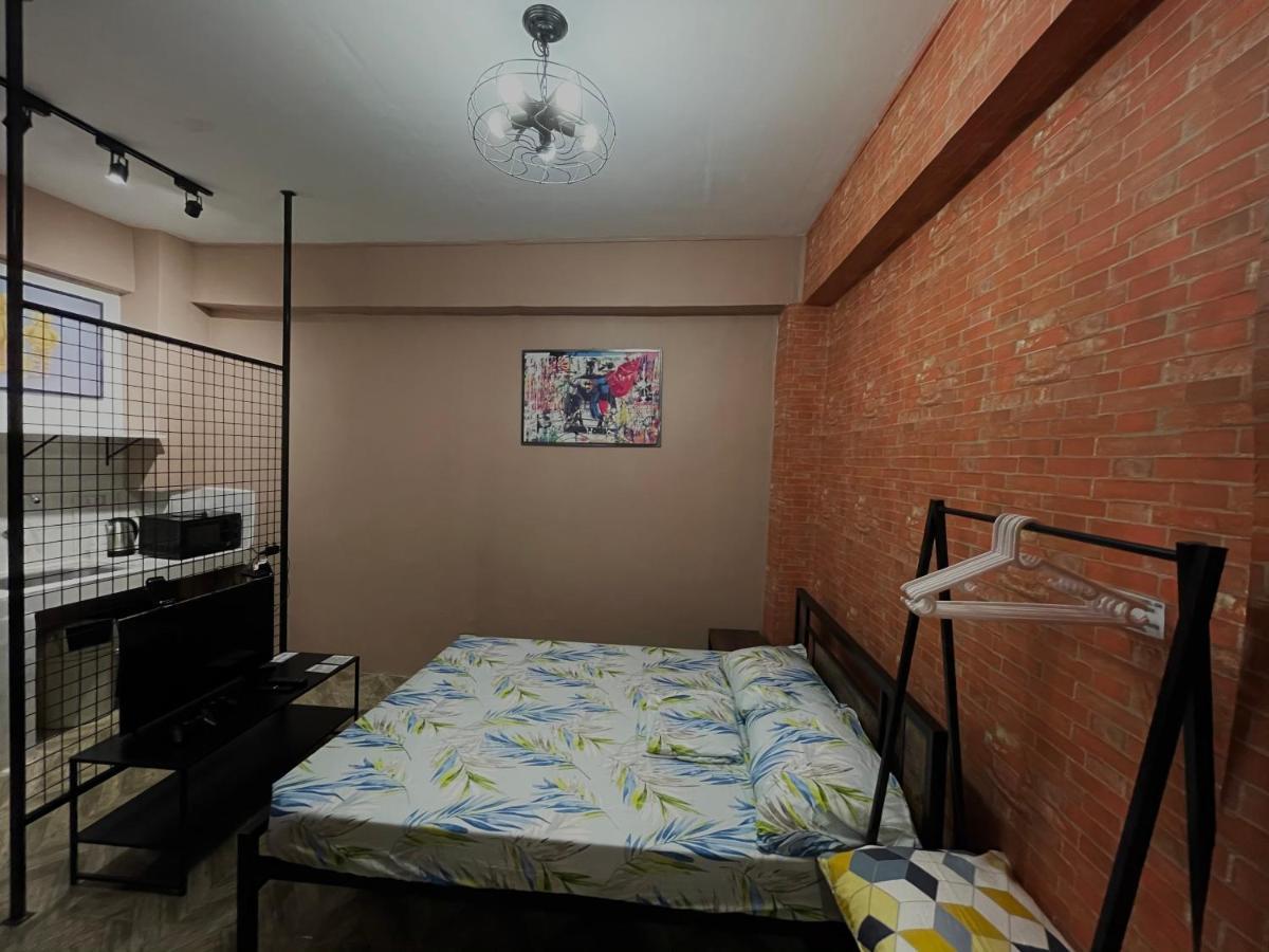 Apartment Staycation Comfort: Cozy With Fast Internet And Entertainment